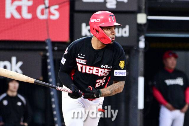 21일 오후 경기도 수원KT위즈파크 진행된 '2026 신한 SOL KBO 리그' 기아 타이거즈 - 수원 KT 위즈의 경기. 기아 카스트로가 7회초 2사 만루에서 역전 2루타를 때리고 있다./마이데일리