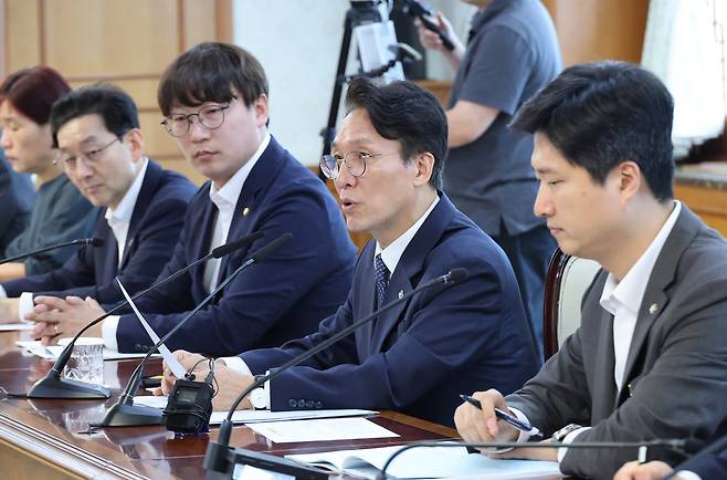김민석 국무총리가 이달 9일 오후 서울 종로구 정부서울청사에서 청년정책 관계장관 회의를 주재하고 있다. 오른쪽부터 우재준 국민의힘 의원, 김 총리, 모경종 더불어민주당 의원