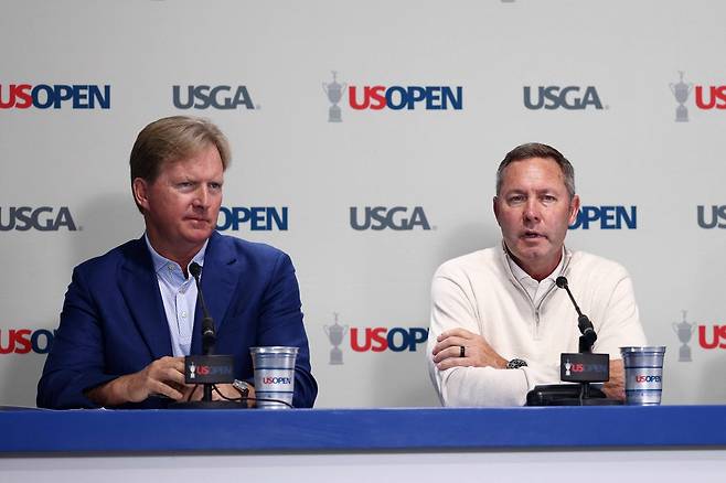 US 오픈 개막에 앞서 기자회견하는 마이크 완(오른쪽) USGA CEO와 케빈 해머 USGA 회장. AFP연합뉴스