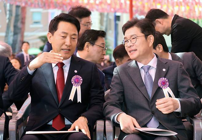 서울시장 선거에 나선 국민의힘 오세훈 후보(왼쪽)와 민주당 정원오 후보가 5월24일 서울 종로구 조계사에서 열린 부처님오신날 봉축법요식에서 대화하고 있다. ⓒ청와대통신사진기자단