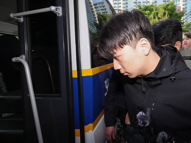 살인·살인미수 등 혐의 피의자로서 신상정보가 공개된 장윤기(23)가 5월14일 검찰로 구속송치 되고 있다. ⓒ연합뉴스