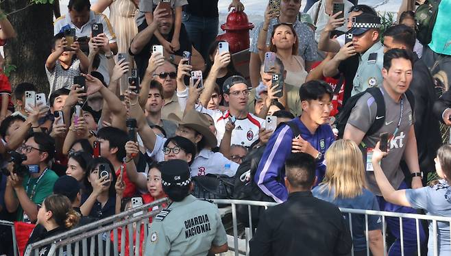 축구대표팀 손흥민이 22일 북중미 월드컵 남아공전이 펼쳐질 멕시코 몬테레이에 도착해 숙소로 들어서고 있다. 연합뉴스