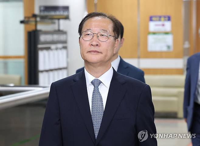 법정으로 향하는 박성재 전 법무부 장관 (서울=연합뉴스) 김주형 기자 = 12·3 비상계엄에 가담하고 김건희 여사의 수사 청탁을 들어준 혐의로 기소된 박성재 전 법무부 장관이 22일 서울 서초구 서울중앙지법에서 열린 1심 선고 공판에 출석하고 있다. 2026.6.22 kjhpress@yna.co.kr