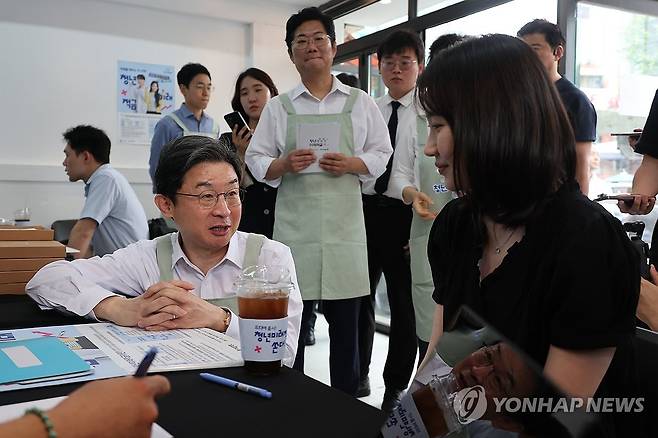 청년미래적금 출시 홍보 나선 이억원 금융위원장 (서울=연합뉴스) 임화영 기자 = 이억원 금융위원장이 청년미래적금 출시 첫날인 22일 서울 성동구 뚝섬역사거리 인근에서 재무상담을 받는 청년과 대화를 나누고 있다. 2026.6.22 hwayoung7@yna.co.kr