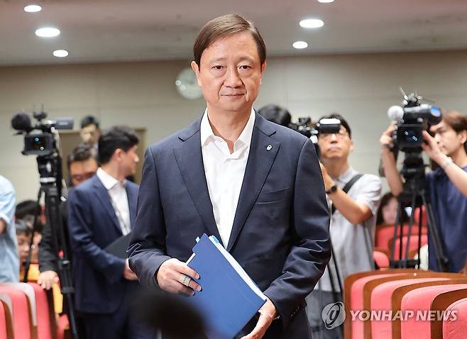 간담회장 입장하는 금융감독원장 (서울=연합뉴스) 이진욱 기자 = 이찬진 금융감독원장이 22일 서울 영등포구 금융감독원에서 열린 출입기자단 간담회장에 입장하고 있다. 2026.6.22 cityboy@yna.co.kr