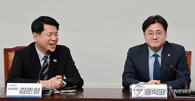 인사말하는 조국혁신당 김준형 원내대표 (서울=연합뉴스) 신현우 기자 = 조국혁신당 김준형 원내대표가 22일 원내대표 취임 축하 인사차 국회를 찾은 홍익표 정무수석과 만나 인사말하고 있다. 2026.6.22 nowwego@yna.co.kr