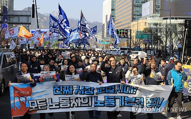 행진하는 민주노총 (서울=연합뉴스) 최재구 기자 = '노란봉투법'(노동조합 및 노동관계조정법 2·3조 개정 법률) 시행 첫날인 지난 10일 서울 세종로에서 열린 민주노총 투쟁 선포대회에서 집회를 마친 민주노총 조합원 등이 행진하고 있다. 2026.3.10 jjaeck9@yna.co.kr