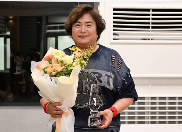 23일 충남 금산 에딘버러 컨트리클럽에서 열린 제14회 금산군수배 전국 아마추어 골프대회 시상식에서 여성부문 롱드라이빙상 수상자 이한나 씨가 기념촬영을 하고 있다. 김주형 기자 kjh2667_@cctoday.co.kr