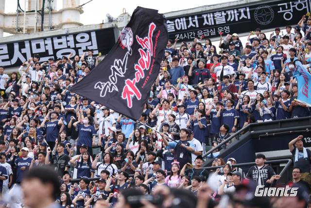 롯데가 올 시즌 홈 경기 승률이 3할에도 미치지 못하는 극심한 ‘홈 징크스’에 시달리고 있다. 사진은 사직야구장에서 열띤 응원을 보내고 있는 부산 홈 팬들. 롯데 자이언츠 제공