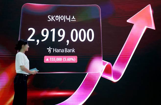 SK하이닉스가 코스피 시가총액 1위 기업으로 올라선 22일 서울 중구 하나은행 딜링룸 전광판에 하이닉스 주가가 표시되고 있다. (사진=뉴시스)