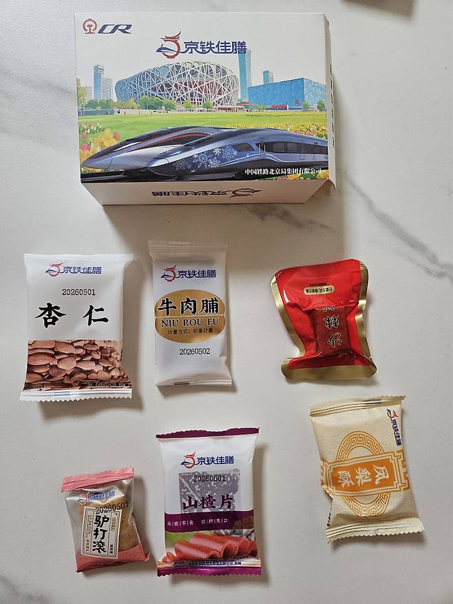중국 고속열차 상무석에 타면 제공되는 기본 먹거리. 대부분 간단히 먹을 수 있는 과자 종류다. (사진=이데일리 이명철 특파원)