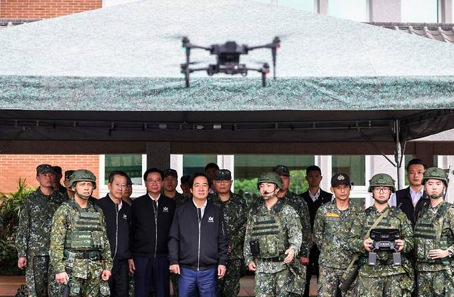 라이칭더(왼쪽에서 5번째) 대만 총통이 지난해 12월 2일 이란현 룽테 지역에서 드론을 운용하는 예비군 사열 중이다. (사진=AFP)