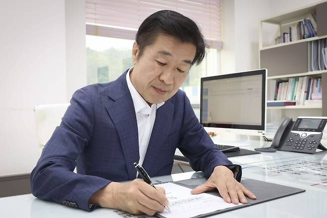 전성수 서초구청장이 당선 직후 4일 집무실에서 '찾아가는 재건축 신속 지원단' 운영 계획을 제1호로 결재하고 있다. (서초구청 제공)