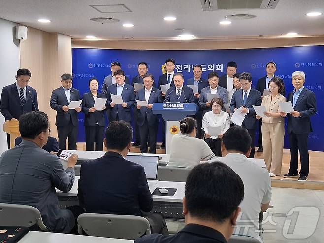 김원이 더불어민주당 국회의원과 목포지역 당선인들이 23일 전남도의회 브리핑룸에서 민형배 전남광주통합특별시장 당선인의 청사 운영 방안에 대해 반발하는 기자회견을 하고 있다. 2026.6.23 ⓒ 뉴스1 전원 기자