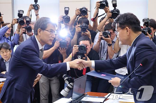 노태악 전 중앙선거관리위원장이 23일 오전 서울 여의도 국회에서 열린 제9회전국동시지방선거투표용지부족 사태 등 국민참정권침해진상규명 및 선거관리개혁을 위한 국정조사 특별위원회에서 증인 선서문을 윤상현 위원장에게 제출하고 있다. 2026.6.23 ⓒ 뉴스1 신웅수 기자
