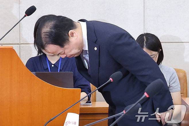 위철환 중앙선관위원장 직무대행이 23일 오전 서울 여의도 국회에서 열린 제9회전국동시지방선거투표용지부족 사태 등 국민참정권침해진상규명 및 선거관리개혁을 위한 국정조사 특별위원회에서 인사하고 있다. 2026.6.23 ⓒ 뉴스1 신웅수 기자