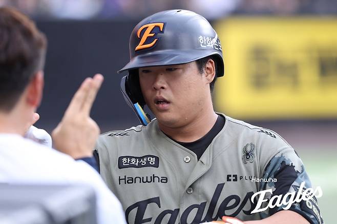 한화 강백호가 21일 대전 한화생명 볼파크에서 열린 2026 KBO리그 정규시즌 삼성과 경기에서 홈런을 터뜨린 후 동료들과 하이파이브 하고 있다. 사진 | 한화 이글스