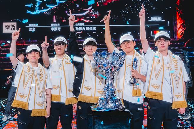T1이 9일 중국 청두 동안호 다목적 체육관에서 열린 2025 롤드컵 우승 후 포즈를 취하고 있다. 사진 | 라이엇 게임즈