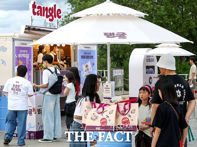 삼양식품이 서울 시내 주요 거점을 중심으로 ‘탱글 프로틴 파스타 서포트럭’ 캠페인을 진행하며, 소비자 입맛 사로잡기에 나서고 있다. 지난 21일 한강 예빛섬을 시작으로 22일 한국프레스센터를 거쳐, 23일 종로 청계광장, 24일 DDP 어울림광장 등 서울 곳곳을 순회하며 소비자들과 직접 만나 자사 파스타 브랜드 '탱글(Tangle)'을 적극 알리고 있다.