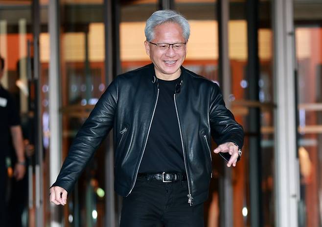 최근 한국을 찾은 젠슨 황 엔비디아 최고경영자(CEO)가 지난 8일 서울 중구 신라호텔에서 열린 '엔비디아 코리아 AI 에코시스템 리셉션'을 마친 후 취재진의 질의에 답하고 있다. 공동취재단