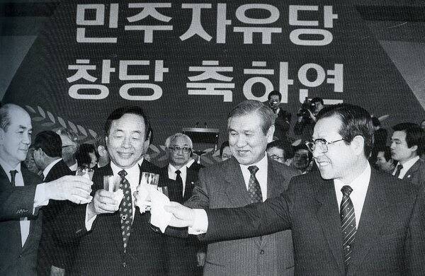 1990년 2월9일 민주자유당 창당 축하연에서 노태우 당시 대통령(왼쪽 셋째)이 박태준(왼쪽부터)·김영삼·김종필씨와 건배하고 있다. 한겨레 자료