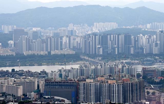 서울 강남구 아파트 6월 평균 거래 가격이 17일 기준 31억5250만 원으로 지난해 6월 이후 최고치를 기록한 가운데, 서울 남산타워에서 바라본 강남 지역에 아파트가 빽빽하게 늘어서 있다. 김동훈 기자