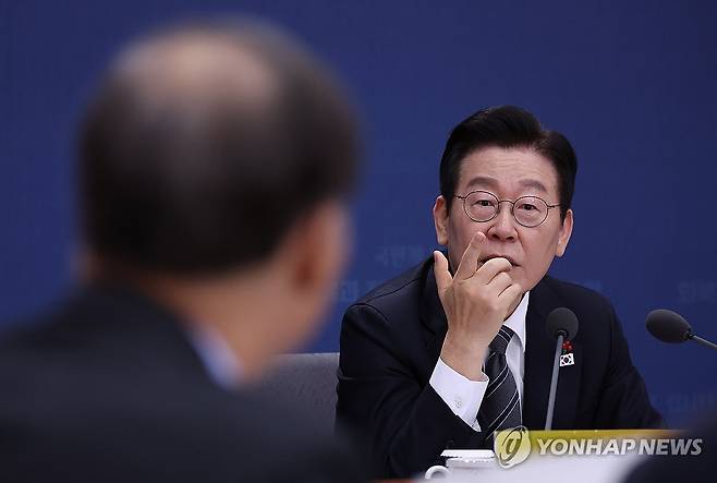 질문하는 이재명 대통령 (서울=연합뉴스) 김도훈 기자 = 이재명 대통령이 19일 정부서울청사 별관에서 열린 외교부(재외동포청)·통일부 업무보고에서 장원삼 한국국제협력단 이사장에게 질문하고 있다. 2025.12.19 superdoo82@yna.co.kr