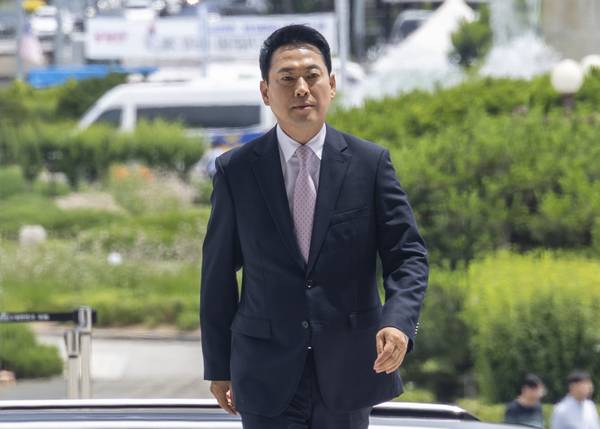 건강 악화로 입원했다 24일 오전 엿새 만에 퇴원한 국민의힘 장동혁 대표가 이날 오후 당무에 복귀하기 위해 국회 본청에 들어서고 있다. /연합뉴스