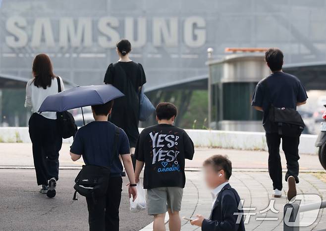 경기 수원시 영통구 삼성전자 수원캠퍼스에서 디바이스경험(DX)부문 직원들이 반도체(DS)부문과의 성과급 격차에 항의하기 위해 검은 옷을 입고 출근하고 있다.2026.6.23 ⓒ 뉴스1 김영운 기자