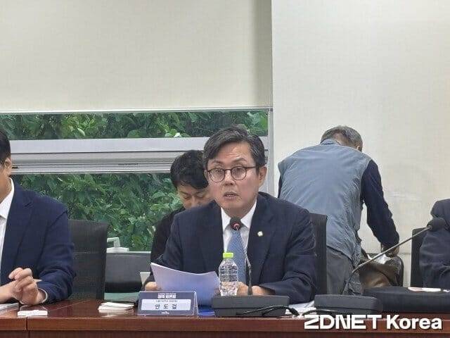 안도걸 더불어민주당 의원이 24일 국회에서 열린 ‘K디지털자산 경쟁력 제고를 위한 정책 토론회’에 참석해 발언하고 있다.