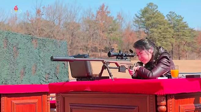 2024년 2월 9일 김정은 북한 국무위원장이 당중앙위원회 본부에서 주요 지도간부들과 군사지휘관들을 만나 신형저격수보총을 선물한 뒤 지도간부들과 사격장에서 저격무기사격도 실시했다고 북한 조선중앙TV가 28일 보도했다. 이날 북한은 김 위원장의 딸 김주애가 소총을 조준 사격하는 모습도 이례적으로 공개했다. 뉴시스