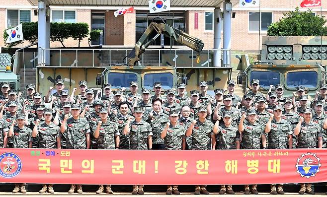 이재명 대통령이 24일 인천 옹진군 연평부대 포9대대를 방문해 장병들과 기념촬영을 하고 있다. 연평도=왕태석 선임기자