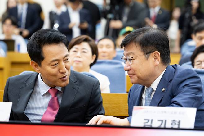 오세훈 서울시장과 정점식 국민의힘 원내대표가 24일 서울 여의도 국회 의원회관에서 열린 대한민국 미래혁신포럼 제9차 세미나에서 대화하고 있다. /사진=뉴스1