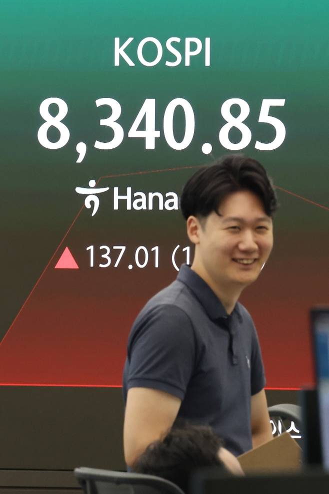 8,300선 회복한 코스피 - 24일 서울 중구 하나은행 본점 딜링룸 현황판에 코스피가 표시돼 있다. 2026.6.24 연합뉴스
