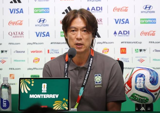 홍명보 축구대표팀 감독이 2026 북중미월드컵 조별리그 최종전 남아프리카공화국과의 경기를 하루 앞둔 24일(한국시간) 멕시코 누에보레온주 과달루페의 몬테레이 스타디움에서 열린 공식 기자회견에서 질문에 답하고 있다. 2026.6.24 몬테레이 연합뉴스