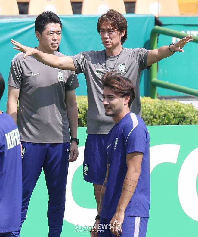 2026 북중미월드컵에 출전한 대한민국 축구 국가대표팀이 남아공전을 하루 앞둔 23일 멕시코 몬테레이 유니버시티 스타티음에서 훈련을 진행했다. 홍명보 감독이 현영민 코치에게 지시 사항을 전달하고 있다. /사진=김진경 대기자
