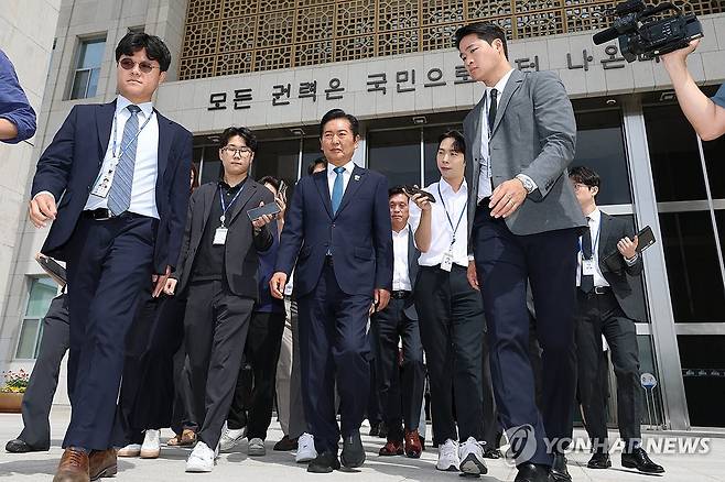 민주당 대표 사퇴 의사 밝힌 정청래 대표 (서울=연합뉴스) 이동해 기자 = 더불어민주당 정청래 대표가 24일 국회에서 열린 최고위원회의에서 대표직 사퇴 의사를 밝힌 뒤 이동하고 있다. 2026.6.24 eastsea@yna.co.kr