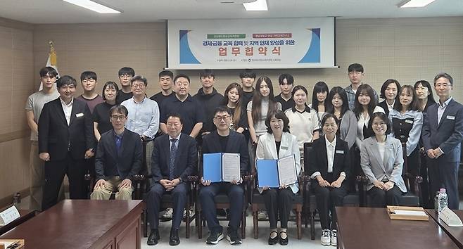 ▲ 청송교육지원청 남정일 교육장(앞줄 오른쪽 세 번째)과 영남대학교 부설 지역경제연구소 관계자들이 업무협약을 체결하고 있다. 청송교육지원청 제공