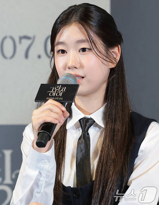 배우 박소이가 25일 서울 용산구 CGV용산아이파크몰에서 열린 영화 '그림자 아이'(감독 유은정) 언론시사회에 참석해 취재진 질문에 답하고 잇다. '그림자 아이'는 3년간 코마 상태에 빠져 있던 수안이 눈을 뜬 뒤, 달라진 엄마 금옥과 세상을 떠난 언니 수련의 얼굴을 한 소녀 재인을 만나면서 ‘그림자 동화’에 얽힌 비밀을 마주하게 되는 미스터리 영화다. 2026.6.25 ⓒ 뉴스1 권현진 기자