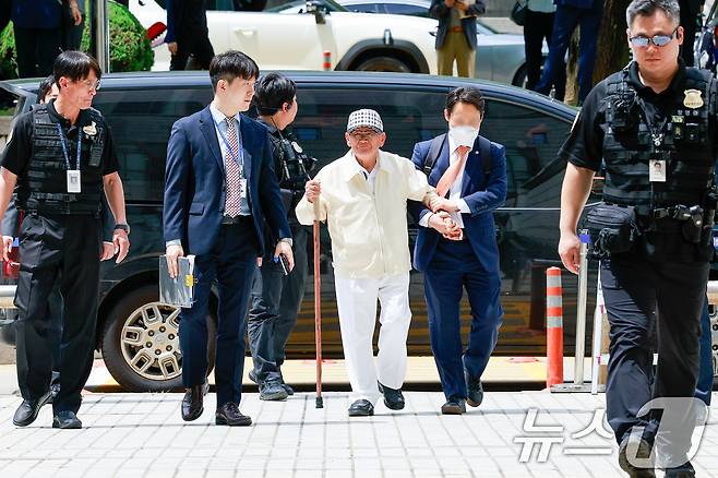20대 대선과 22대 총선 전후로 신도 5만 명 이상을 국민의힘에 집단 입당시키도록 지시한 의혹을 받는 이만희 신천지예수교증거장막성전(신천지) 총회장이 24일 오후 서울 서초구 중앙지방법원에서 열린 정당법 위반·업무방해 혐의 구속 전 피의자 심문(영장실질심사)에 출석하고 있다. 2026.6.24 ⓒ 뉴스1 안은나 기자