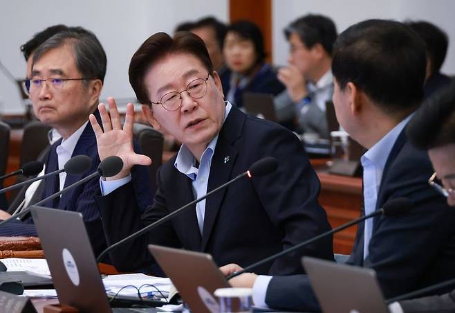 이재명 대통령이 23일 청와대에서 열린 국무회의 겸 비상경제점검회의에서 발언하고 있다. 이날 이 대통령은 주식을 팔면 이틀 뒤 매각대금이 계좌에 입금되는 현행 주식 매각대금 청산 기일을 하루로 줄이는 방안을 조속히 시행할 것을 지시했다. 뉴시스 제공