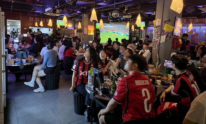 25일 오전 10시께 서울 종로구 종로사거리포차 종각본점에서 시민들이 2026 북중미 월드컵 조별리그 A조 한국과 남아프리카공화국의 경기를 시청하고 있다. 사진=박성현 기자
