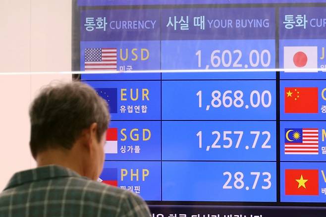 8일 인천국제공항 2터미널 은행 환전소 모니터에 달러 원화 구입가가 1600원대를 기록하고 있다. 뉴시스