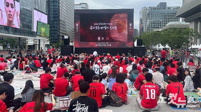 2026 북중미 월드컵 대한민국 국가대표팀 마지막 예선전을 앞둔 25일 광화문광장에 사람들이 가득 찼다. 조은샘 수습기자