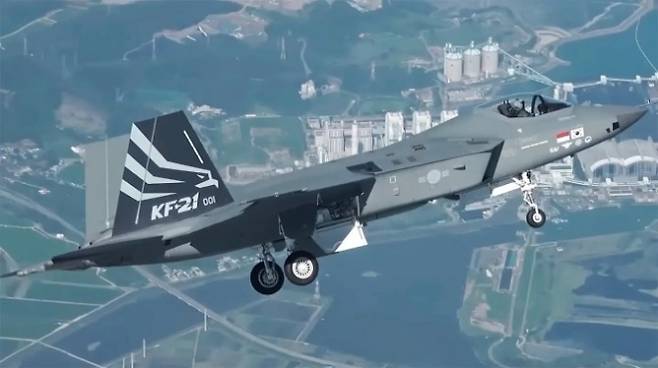 한국형 전투기 KF-21 보라매 시제 1호기가 시험비행하고 있다. KF-21은 시제기 6대를 투입해 약 1600차례 비행하며 비행성능과 공중급유, 무장 발사 등 주요 시험을 진행했다. 한국항공우주산업(KAI) 제공