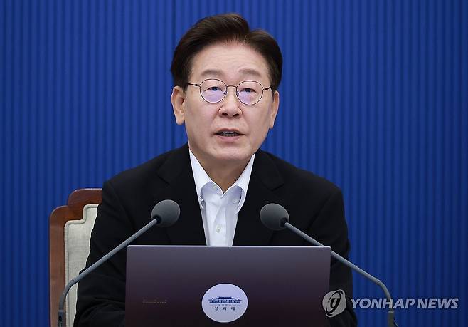 이재명 대통령, 수석보좌관회의 발언 (서울=연합뉴스) 한상균 기자 = 이재명 대통령이 25일 청와대에서 열린 수석보좌관회의에서 발언하고 있다. 2026.6.25 xyz@yna.co.kr