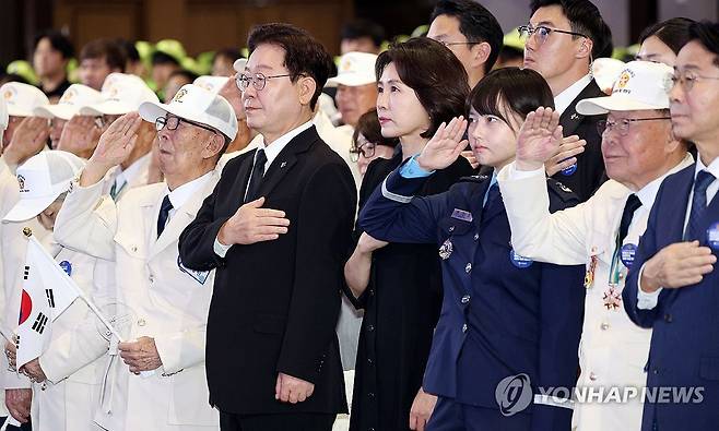 이재명 대통령, 6·25 기념식 참석 (수원=연합뉴스) 김도훈 기자 = 이재명 대통령과 김혜경 여사가 25일 수원컨벤션센터에서 열린 6·25전쟁 제76주년 기념식에서 국기에 경례하고 있다. 2026.6.25 superdoo82@yna.co.kr