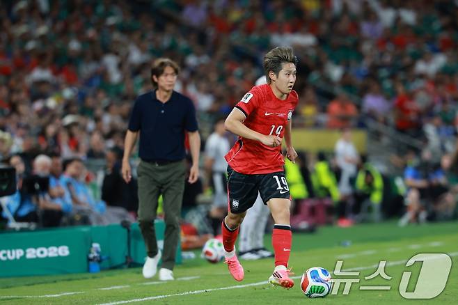 대한민국 축구국가대표팀 이강인이 24일(현지시간) 멕시코 몬테레이 스타디움에서 열린 2026 북중미 월드컵 A조 조별리그 3차전 대한민국과 남아프리카 공화국의 경기에서 상대 문전을 향해 달리고 있다. 2026.6.25 ⓒ 뉴스1 임세영 기자