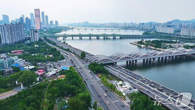 용양봉저정공원에서 바라본 한강 전경. 류삼영 동작구청장 당선인은 이 일대에 '동작타워' 건립을 추진해 서울의 새로운 랜드마크로 만들겠다는 구상을 밝혔다. (동작구청장직 인수위원회 제공)