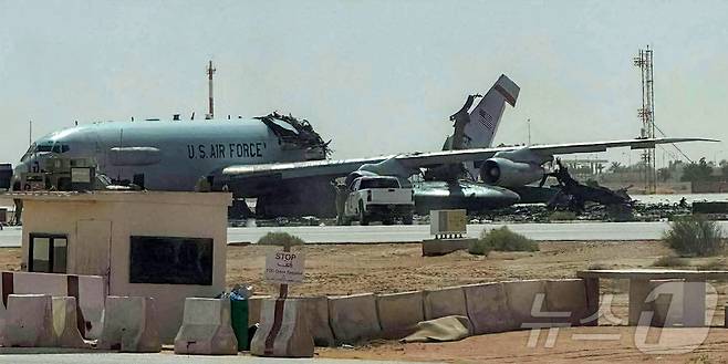 사우디아라비아 프린스 술탄 공군기지에 주기돼 있던 미 공군의 E-3 '센트리' 조기경보통제기가 이란의 공습 이후 파손된 모습을 촬영한 사진이 지난 3월 29일 소셜미디어(SNS)에 게재됐다. ⓒ AFP=뉴스1